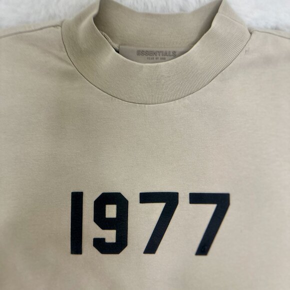 Fear of God Essentials kids’ “1977” short-sleeve t-shirt - Picture 2 of 7